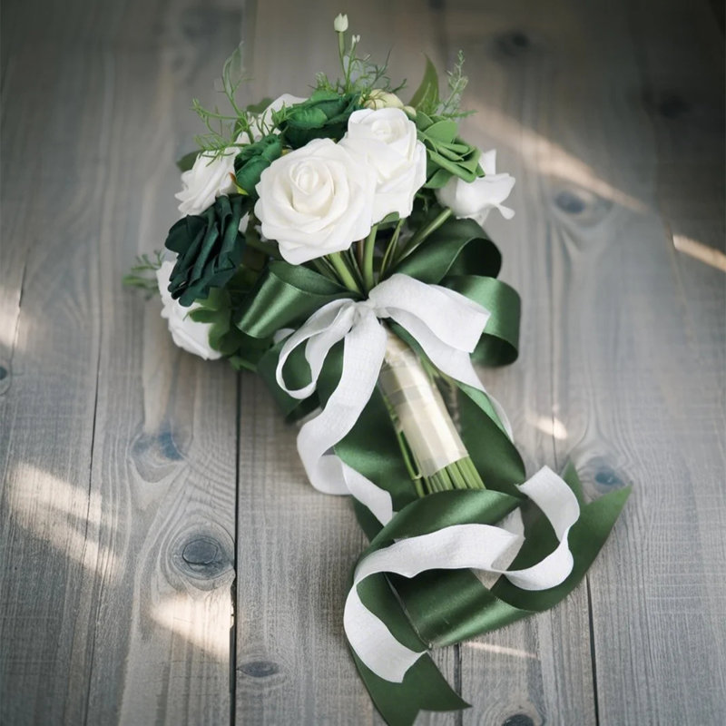 Bouquet de mariage de 9 pouces pour la mariée - Fleurs de roses artificielles simples prêtes pour la douche nuptiale, décorations d'anniversaire - vert émeraude et blanc