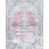 Tapis rose / bleu noué à la main des années 1960 de 6 pi 7 po x 8 pi 7 po Katie-Lea