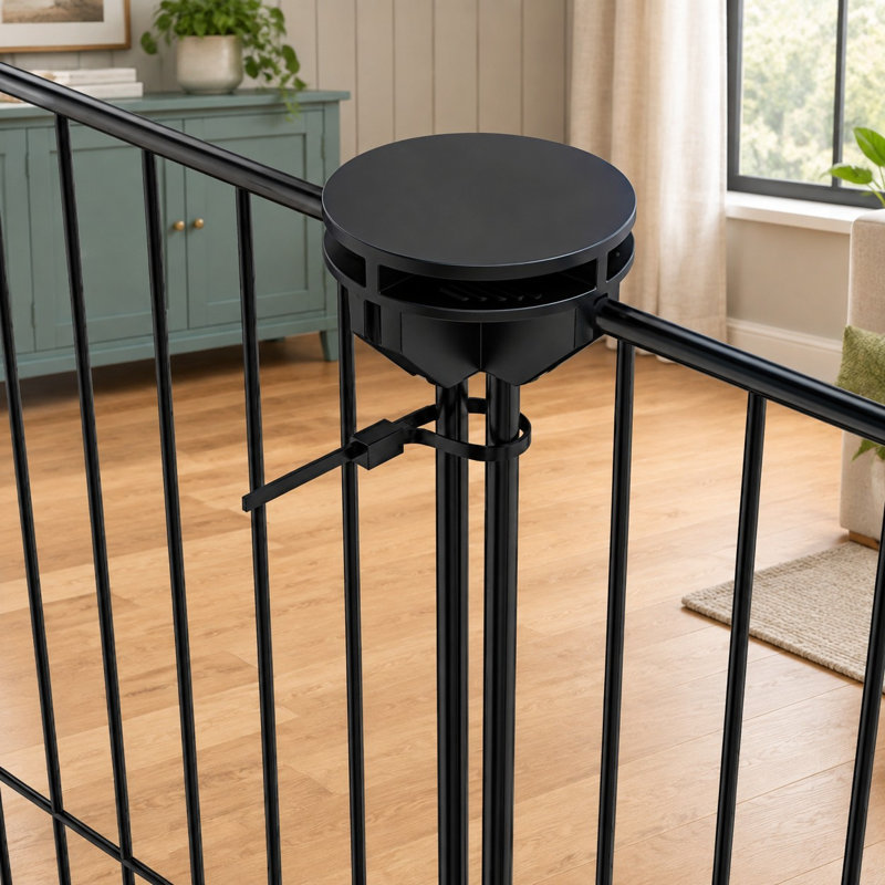 Enclos pour petits animaux en grillage noir à monter soi-même, composé de 15 panneaux et d'une porte.