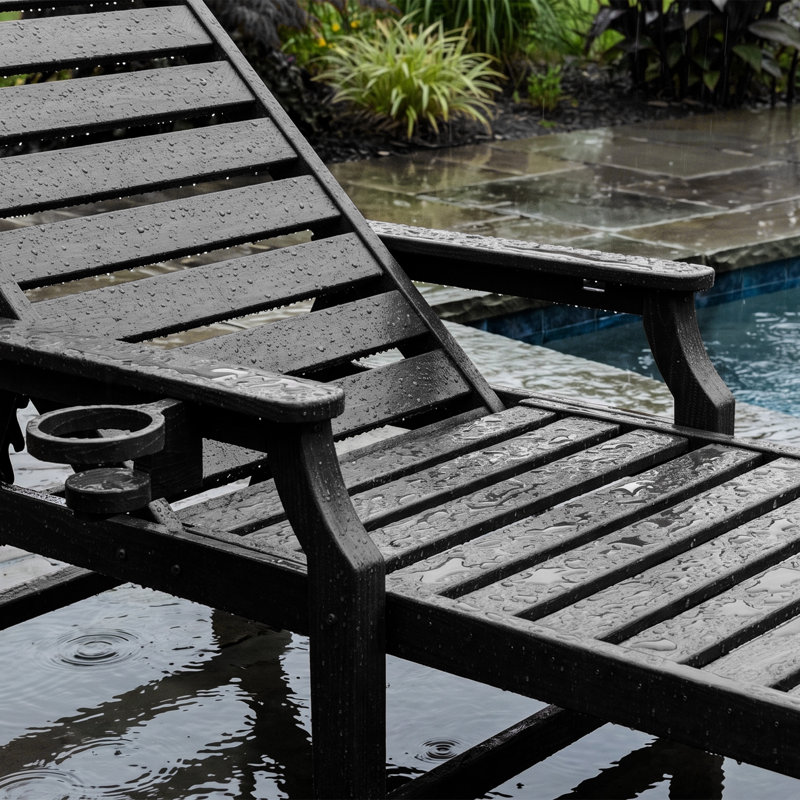 Chaise longue d'extérieur en PEHD, dossier réglable à 5 positions, avec roulettes et porte-gobelet, idéale pour terrasse de piscine ou jardin, noire.