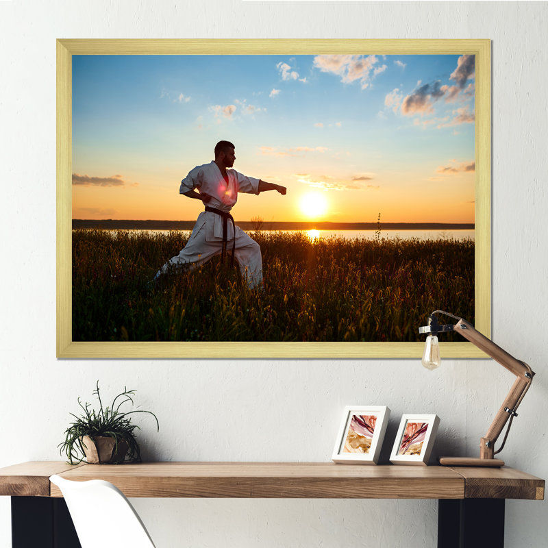 «Man Training Karate In Field At Sunrise», reproduction sur toile, H 34 po x l 44 po x P 1,5 po, Encadrement doré
