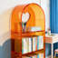 Bibliothèque orange en forme de cœur-382961501