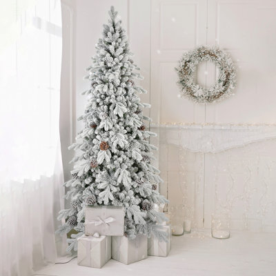 Arbre de Noël 7,5 pi en PE / PVC floqué avec 40 pommes de pin naturelles - 1424 pointes, conception peu encombrante, branches articulées, support en métal stable, aspect enneigé réaliste