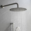 Système de douche avec pomme de douche, douche à main, barre coulissante, jets de corps, bras de douche, tuyau, garniture de valve et poignées à levier-129759577
