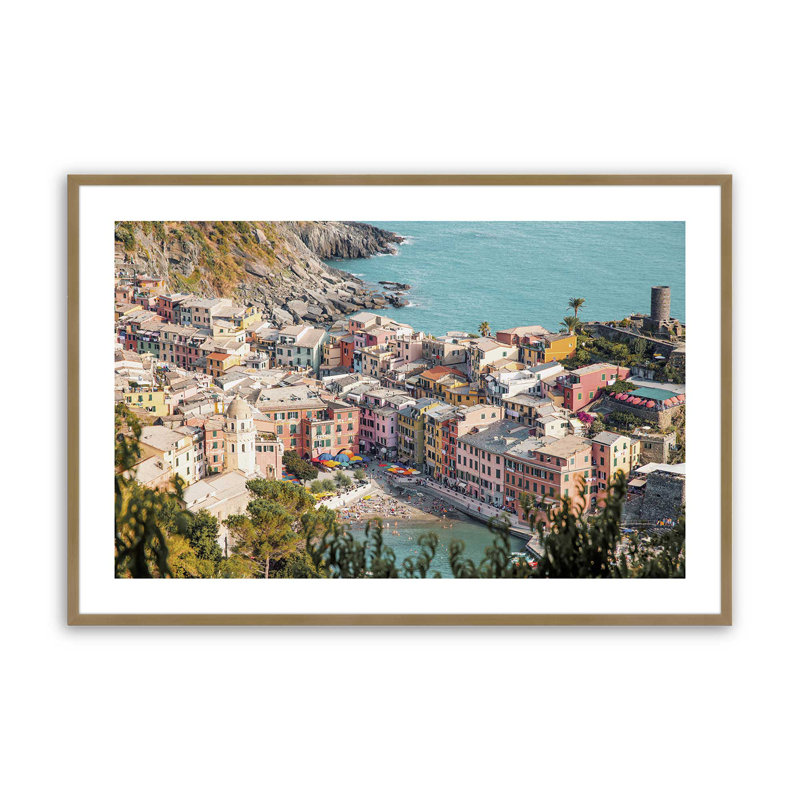 «Coastal Town Views», impression roulée, Cadre doré brossé, H 25,25 po x l 37,25 po x P 1,25 po