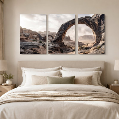 «Natural Sandstone Arch in Hazy Desert Canyon Landscape», ensemble de 3 toiles