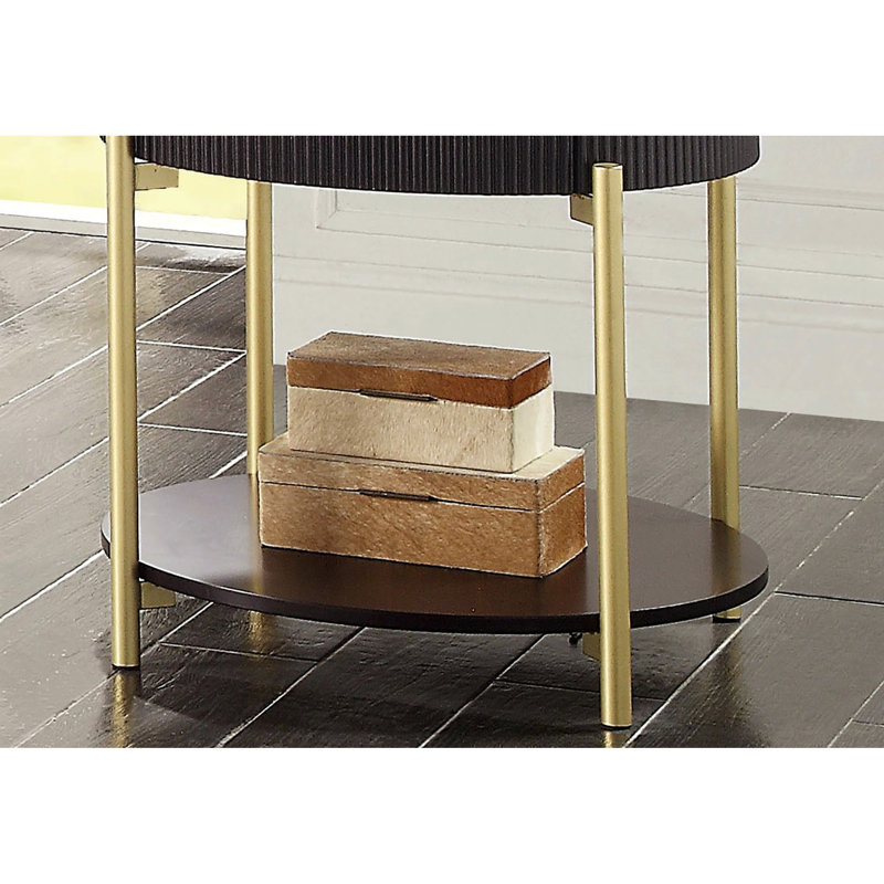 Table de bout moderne avec plateau en noyer foncé et base en faux marbre blanc, garniture dorée, tiroir chic dissimulé