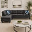 Canapé d'angle en L gris anthracite avec console porte-gobelets, pouf de rangement et coussins décoratifs.