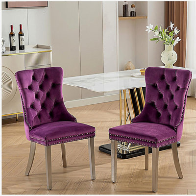 Chaise de salle à manger moderne en cuir de velours de bois massif rembourrée haut de gamme de la collection Nikki, avec pieds en acier inoxydable chromé, décoration cloutée, ensemble 2 pièces, mauve et chrome