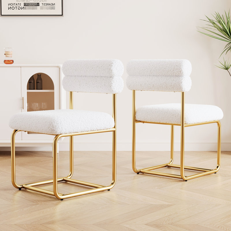 Comprend deux chaises de salle à manger blanches, un coussin épais pour la cuisine, un dossier ergonomique, des pieds en fer forgé doré, deux chaises confortables et un siège élégant