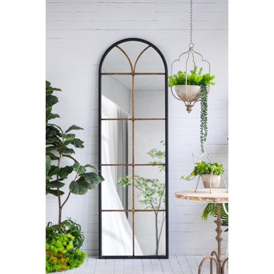 Miroir de plancher arqué noir et doré de 23,5 po x 74,5 po, rehaussant la luminosité de la pièce, reflétant clairement le miroir doré, 23,5 po x 74,5 po, design, reflet transparent, idéal pour les espaces de vie