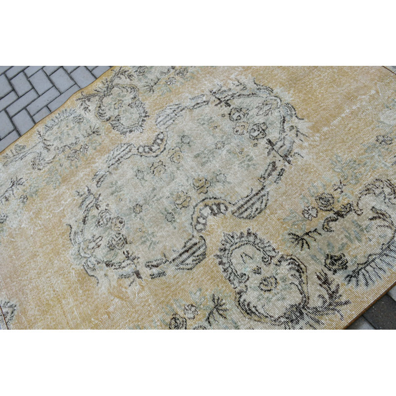 Tapis turc rétro au design classique idéal pour rehausser le décor de votre salon ou de votre chambre à coucher