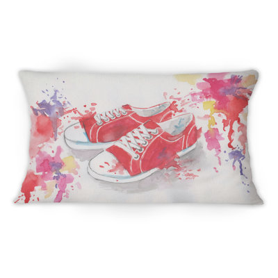 Coussin rouge avec paire de chaussures de sport rétro et imprimé glamour
