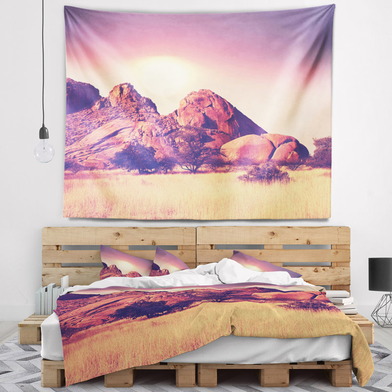 Tapisserie paysage de montagnes Rocheuses et de prairies en Afrique, H 32 po x l 39 po