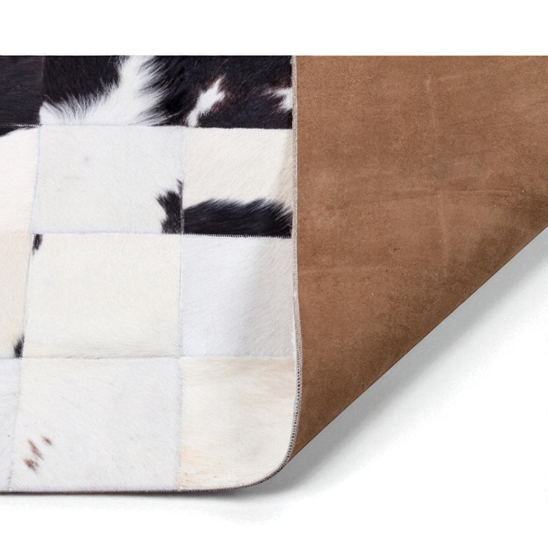 Tapis noir et blanc en patchwork de cuir de vache - Tapis rectangulaire en cuir et poils sur cuir