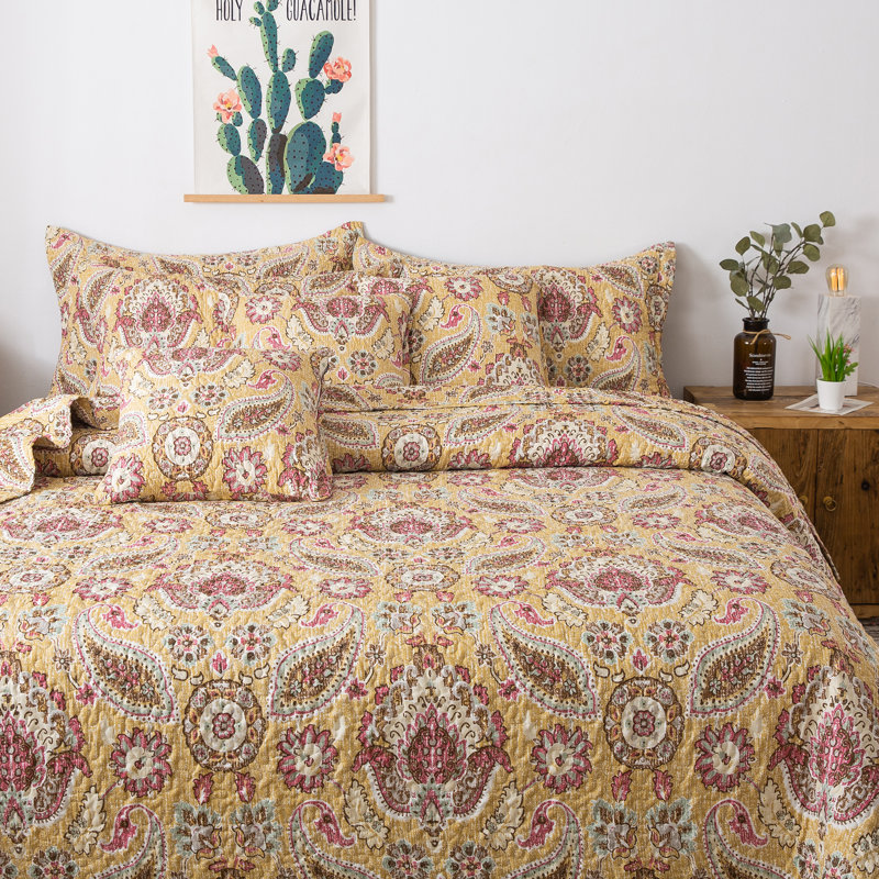 Traditional Floral Quilt Set, King