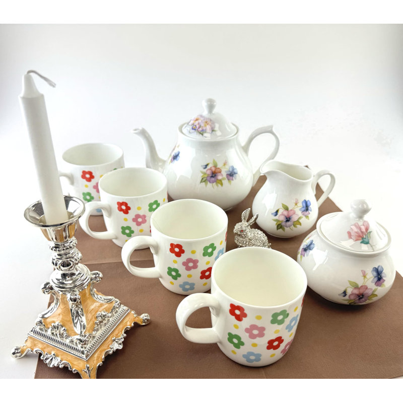 Vaisselle et service en porcelaine tendre. Service à thé 7 pièces, service pour 4. Collection de marguerites colorées