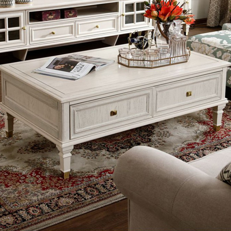 Table basse spacieuse et élégante en bois