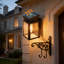 Ensemble de 2 appliques solaires solaires avec capteur de mouvement, appliques murales d'extérieur Dusk To Dawn, lumières extérieures étanches IP65 à DEL pour porte d'entrée, garage, entrée, aucun câblage requis