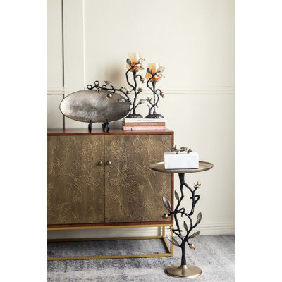Table d'appoint en aluminium avec structure de branche sculpturale et motif de grenade complexe, combinant design artistique, dimensions compactes et fonctionnalité polyvalente.