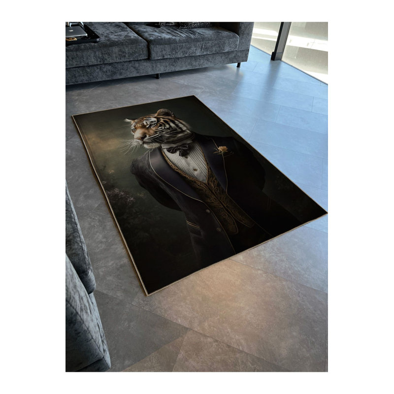 Tailleur foncé à motif surréel sur fond sombre portant un tapis décoratif à motif tigre lavable à la machine