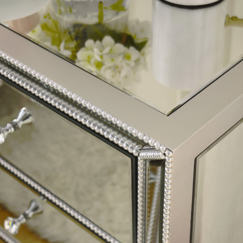 Armoire à trois tiroirs