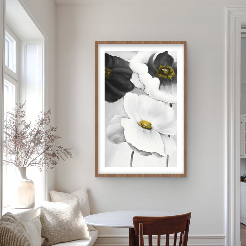 À motif de fleurs blanches assorties | Art encadré gris monochrome, H 36 po x l 24 po, Brown