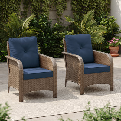 Deux chaises simples d'extérieur en rotin tissé