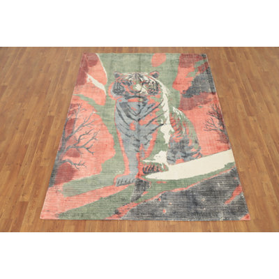 Tapis Roaring Elegance: Bold Tiger