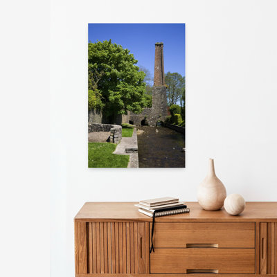 Peinture murale au début de la distillerie de Huntingdon, cheminée unique enjambant la rivière, Clashmore, comté de Waterford, Irlande, art mural contemporain
