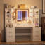 Bureau de maquillage avec miroir et lumières, coiffeuse avec tiroirs et tablettes de rangement ouvertes