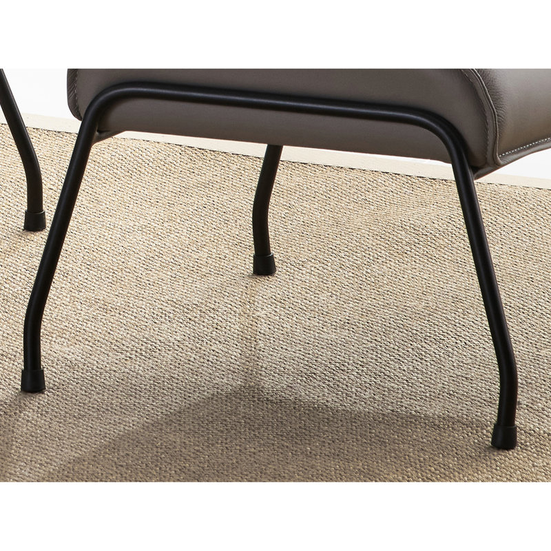 Chaise en cuir kaki et - pieds en métal à densité de mousse D29 38 po x P 35 po x H 37 po, chaise 19 po x 21 po l 15 po h. Assise rembourrée de 23 po de profondeur. Capacité de 220 lb