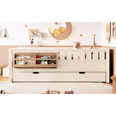 Lit simple beige avec bibliothèque de chevet, lit gigogne et arrondi pour créer une atmosphère de sommeil confortable et confortable