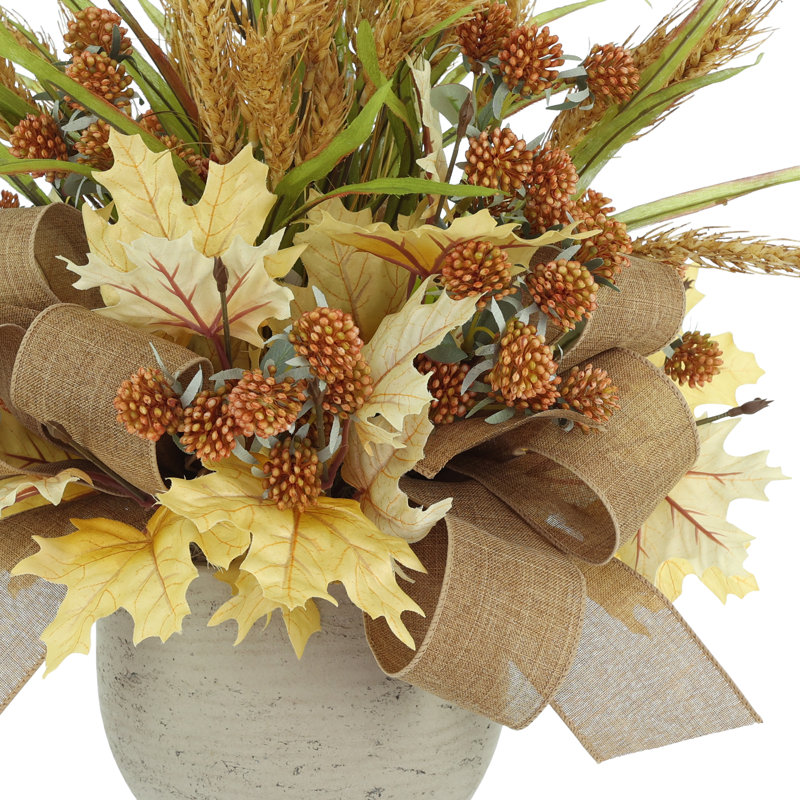 Arrangement d'automne feuille d'érable, baies et blé avec nœuds en toile de jute