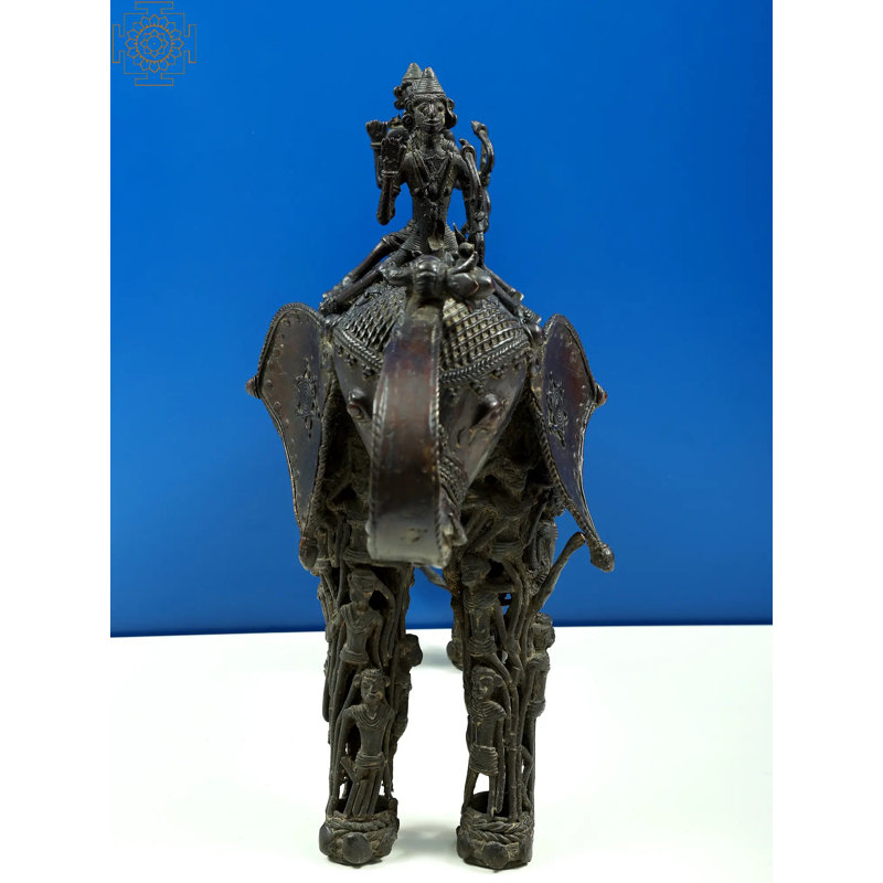Figurine d'homme tribal assis sur un éléphant