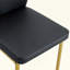 Une table de salle à manger ronde en verre trempé - support et base en métal, jumelé à 4 chaises de salle à manger en polyuréthane à haute résilience avec pieds en métal.