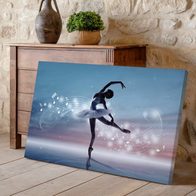 Toile, une gracieuse danseuse de ballet dans une pose éthérée capturée dans une silhouette d'art mural sur fond dégradé de blues doux, art mural
