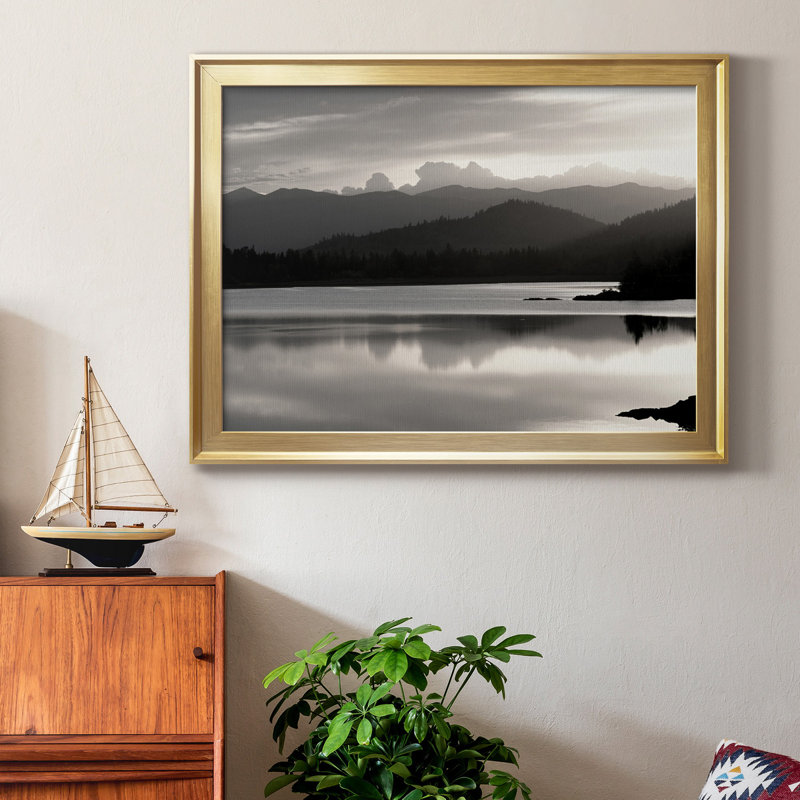 Montagnes Salish, toile encadrée de qualité supérieure - prête à être accrochée, Or, H 30,5 po x l 42,5 po x P 1,5 po