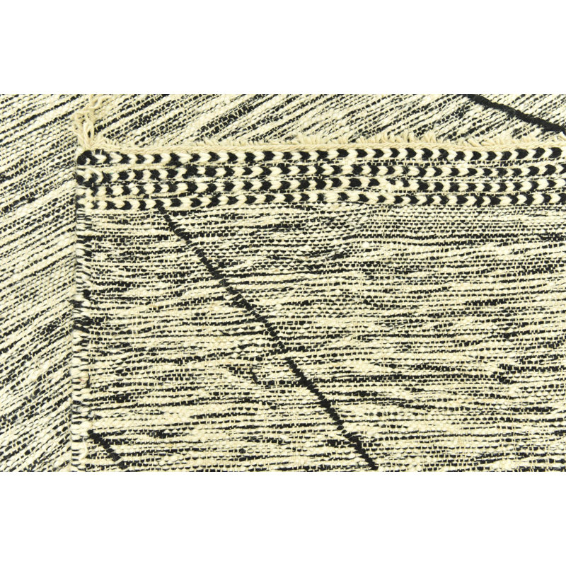 Tapis noir Kalmanovitz