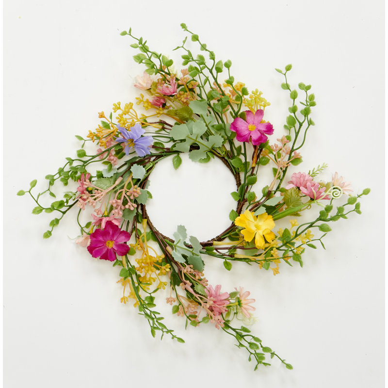 Anneau de bougie avec fleurs et feuilles vertes