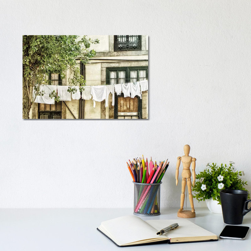 Laundry Laundry Day par Michelee Scott - Photographie sur toile tendue, H 8 po x l 12 po x P 0,75 po