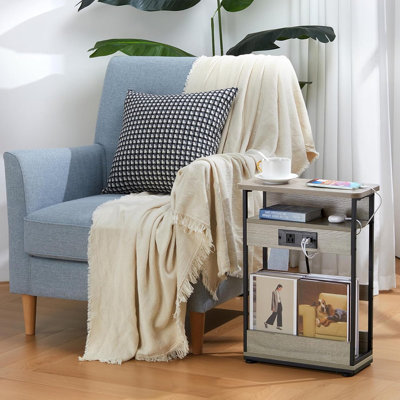 Table d'appoint étroite avec station de charge, table de bout à 3 niveaux avec 2 ports USB et prises de courant, table d'appoint mince pour petits et petits espaces, table de chevet pour le salon, chêne