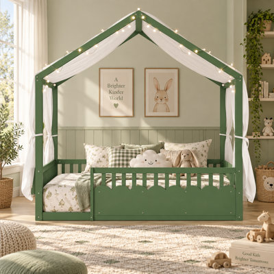 Lit cabane Montessori en bois Elowen pour deux lits simples, avec barrières de sécurité, porte, tablette et guirlande lumineuse.