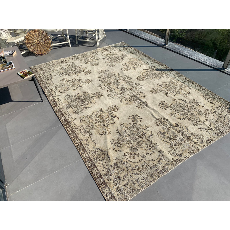 Tapis beige rétro vintage idéal pour les salons, les bureaux et les chambres à coucher avec un design antique