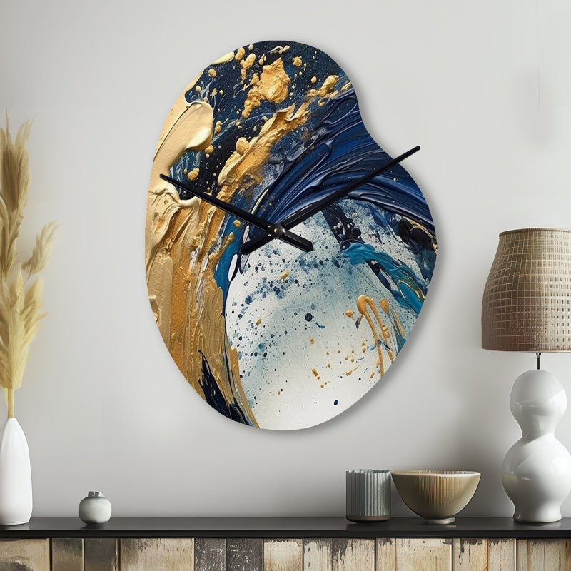 Bleu foncé et or coups VI - horloge murale abstraite de forme unique en métal, impression d'horloge murale asymétrique moderne