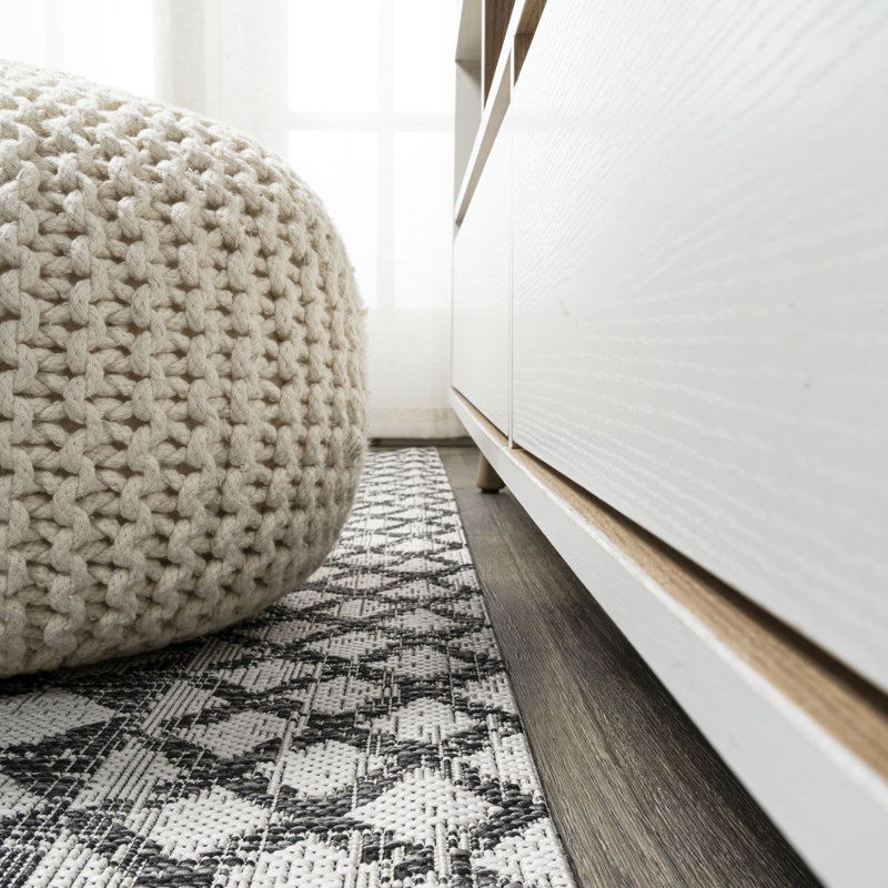 Winon Diamond Tribal Medallion Ivory/Black Indoor/Outdoor Rug, Rectangle 3'1" x 5'