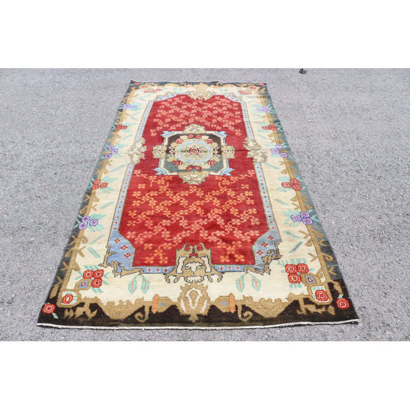 Grand tapis turc antique rouge avec des accents bohémiens subtils, idéal pour les chambres à coucher ou les espaces surdimensionnés