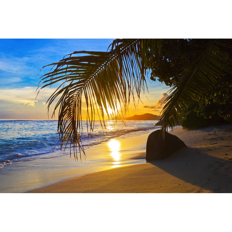 «Tropical Beach at Sunset» par Tpopova - photographie sur toile tendue, L 48 po x H 32 po