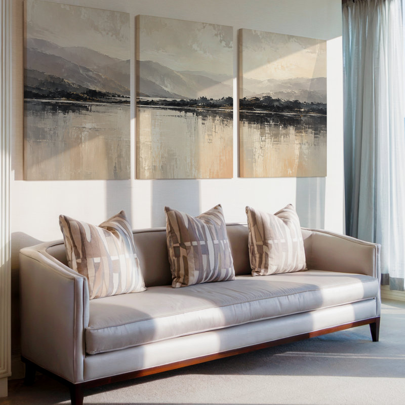 Ensemble exclusif de 3 toiles panoramiques représentant un paysage de lac et de montagne aux tons neutres et apaisants. Décoration murale idéale pour le salon, la chambre à coucher et le bureau.