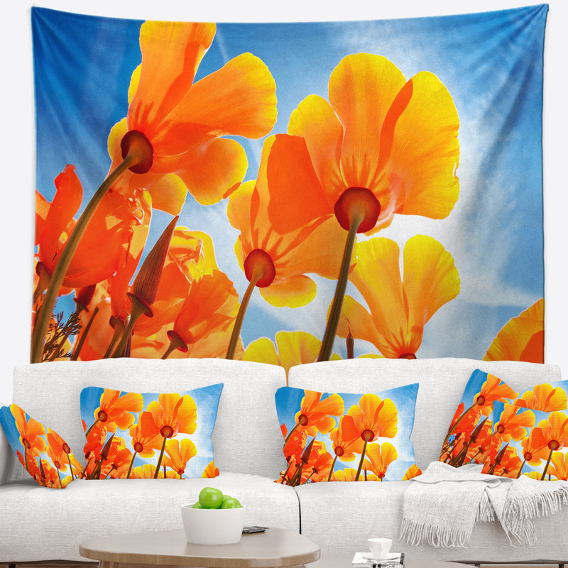 Fleurs printanières jaunes sur une tapisserie bleue, H 50 po x l 60 po